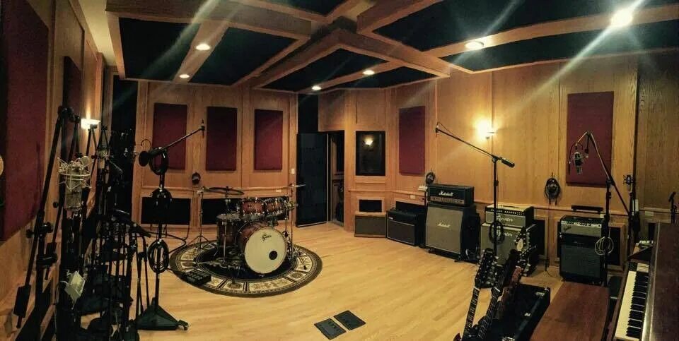 Звукозаписывающая студия Лос Анджелес. Музыкальная студия в гараже. Студия звукозаписи в Лос Анджелесе. Студия звукозаписи в гараже.