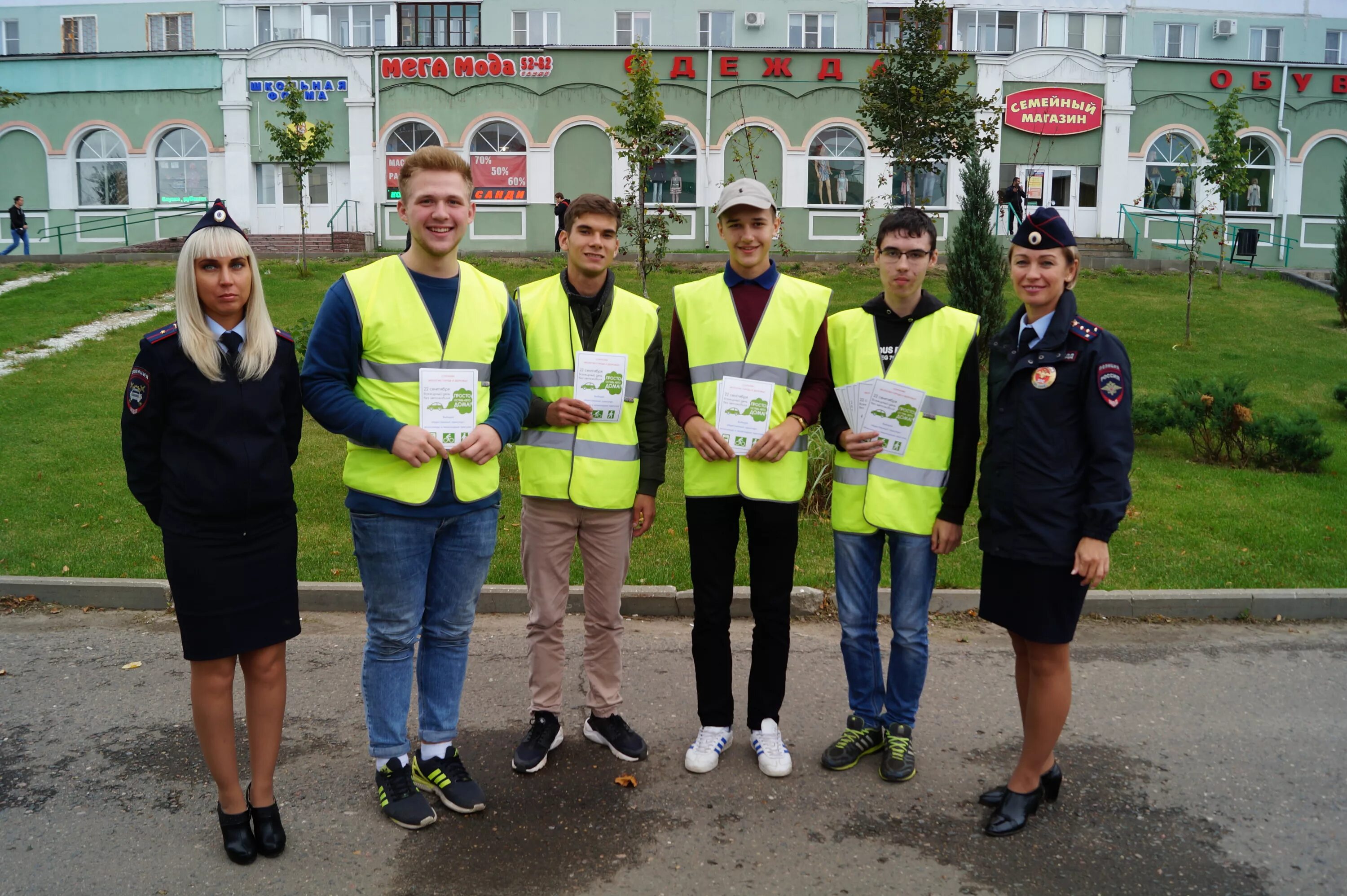 ген директор пятерочки. Family отзывы сотрудников. команда юристов. персонал интернет магазина. сотрудники компании.