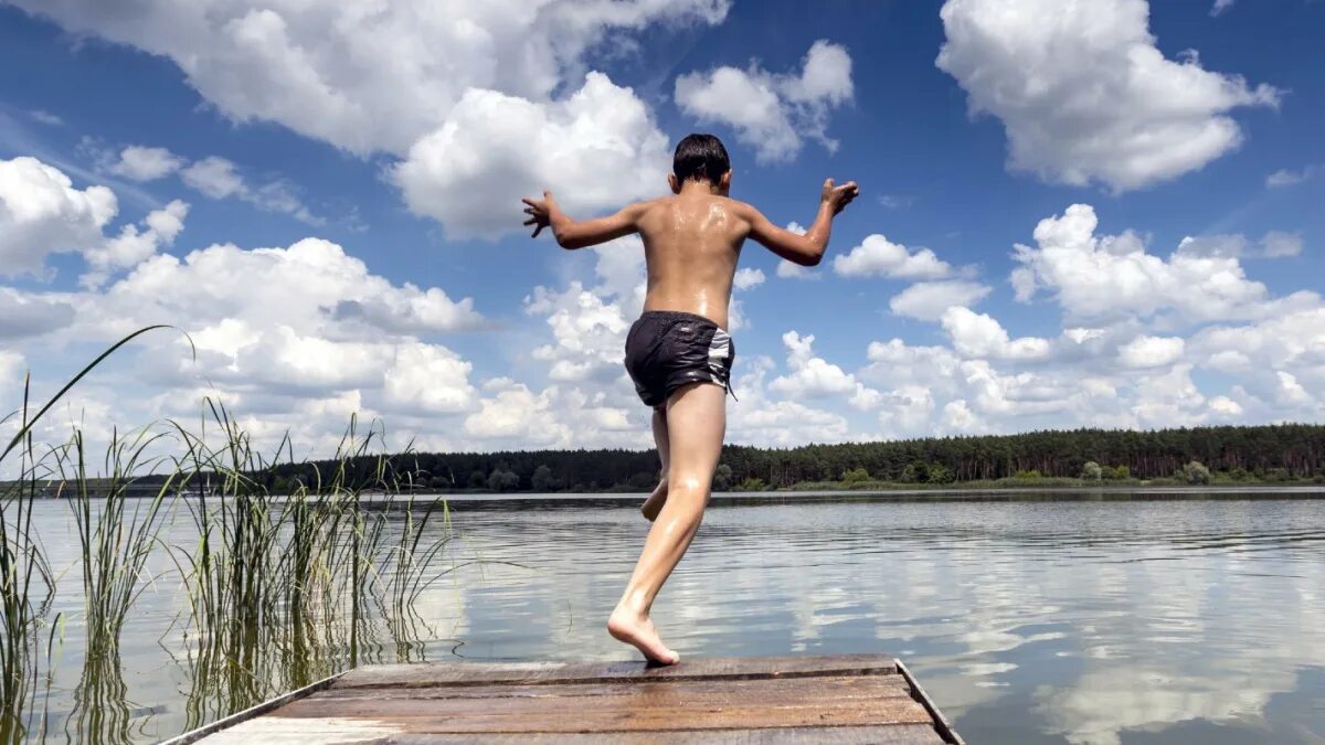 Вода и человек. Купаться в холодной воде. Жаркое лето. Люди купаются в воде.