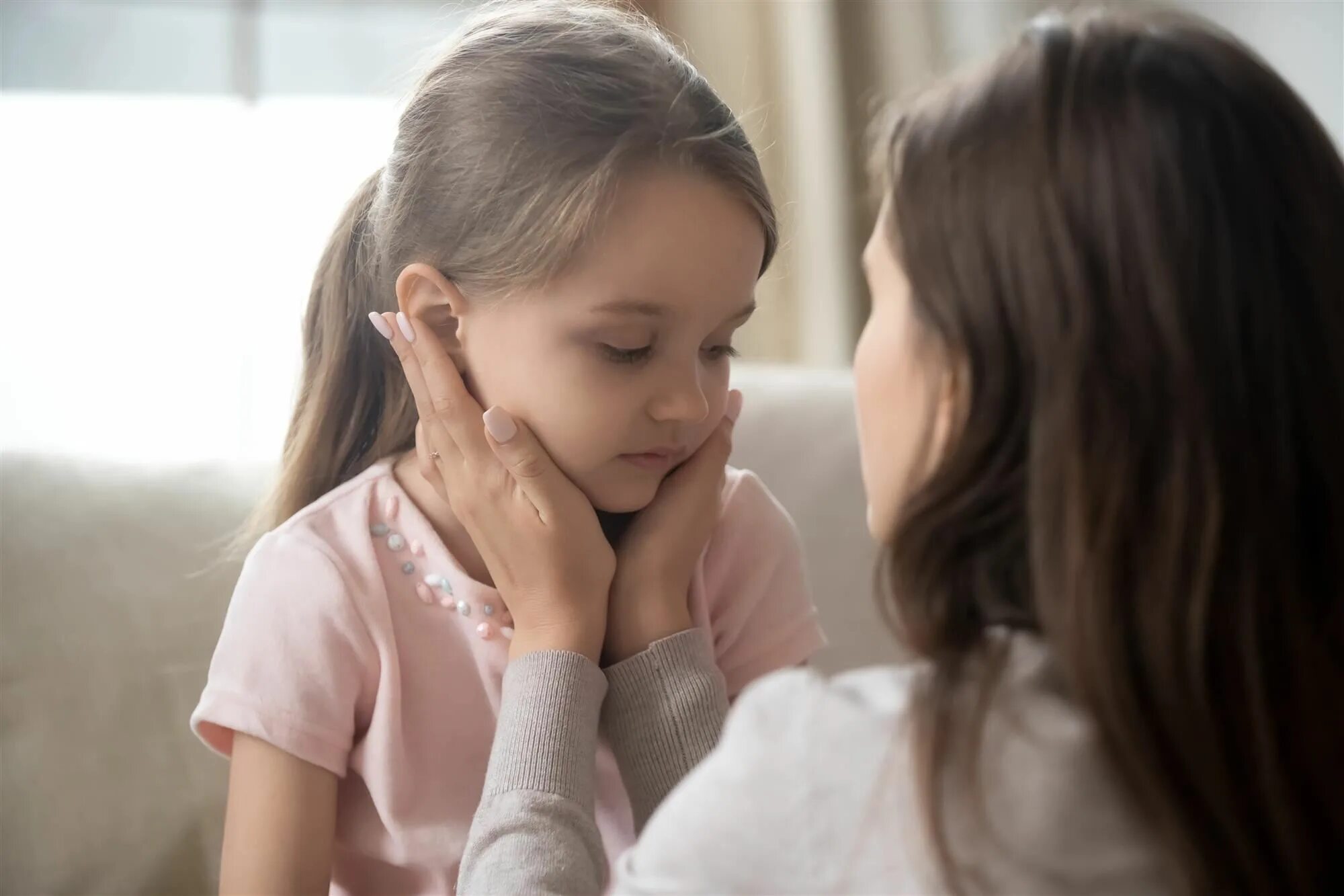 Daughter face. Ребенок огорчил родителей. Переживание ребенка. Чувства родителей к детям. Ребенок понял.