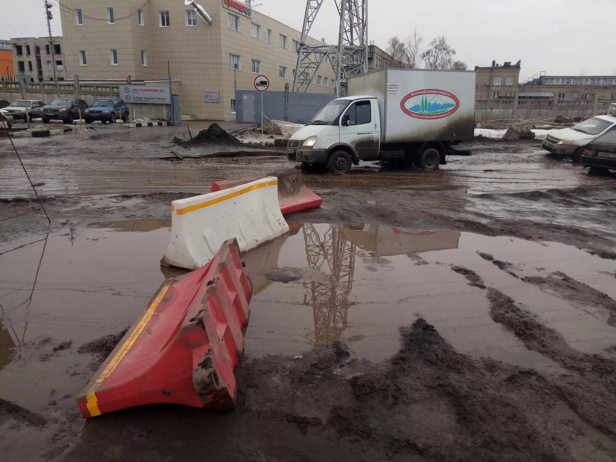 Дураки на дорогах октябрьский. Плохие дороги Самары. Заводское шоссе жители Самара. Разбитая дорога в Батайске. Фото дураки и дороги 2018.