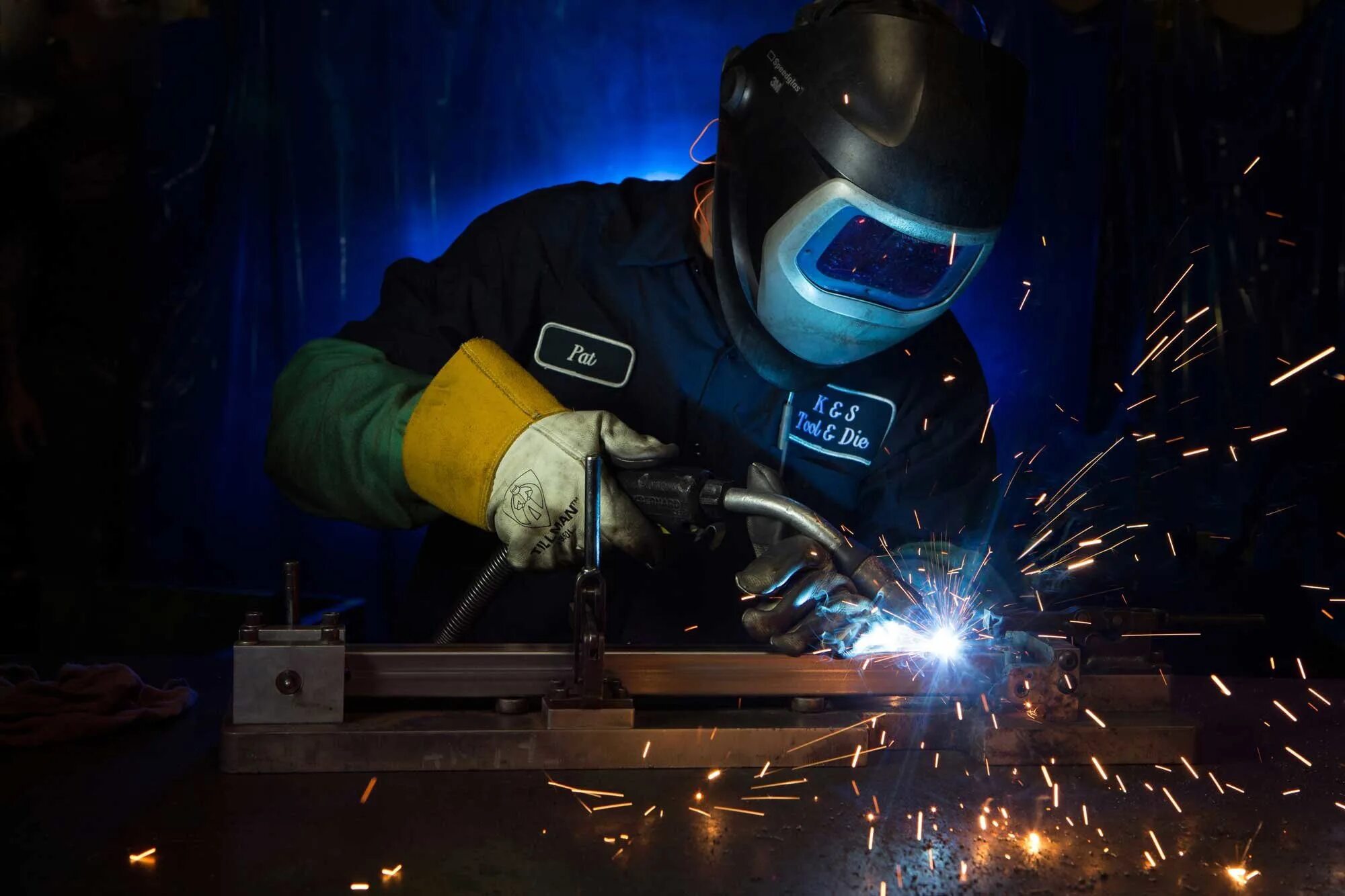 Сварщик вахта. Робот сварщик. Кравченко усть-катав. Сварочный участок. Работа сварщиком в усть.