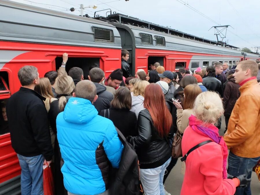 Электрички можно ли выйти раньше. Поезд электричка. Электричка много народу. Переполненные электрички. Электричка в час пик.