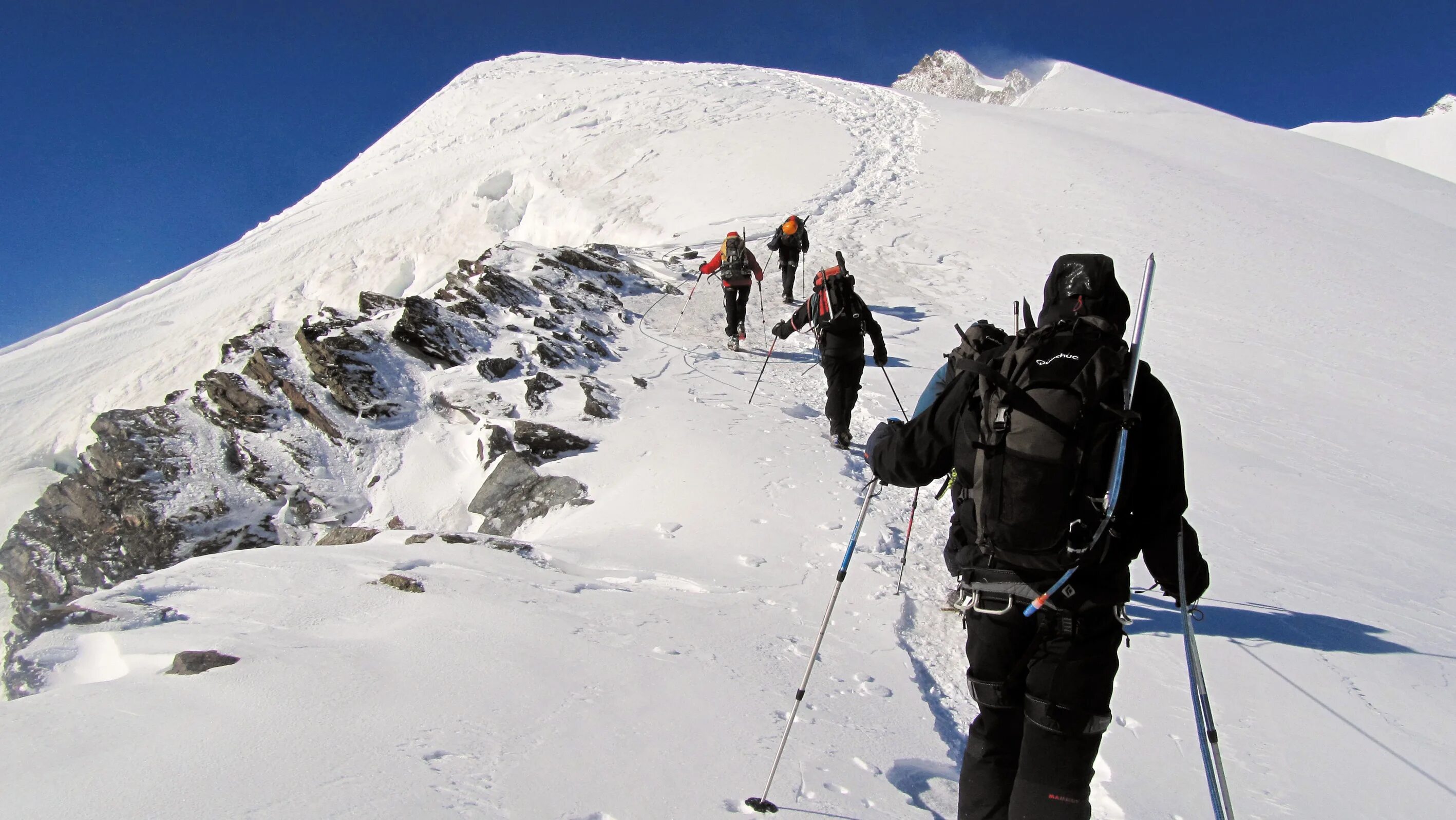 Эльбрус альп. Эльбрус и Эверест. Восхождение на Эльбрус. Гора Эльбрус альпинисты. Восхождение на Эльбрус 2022.