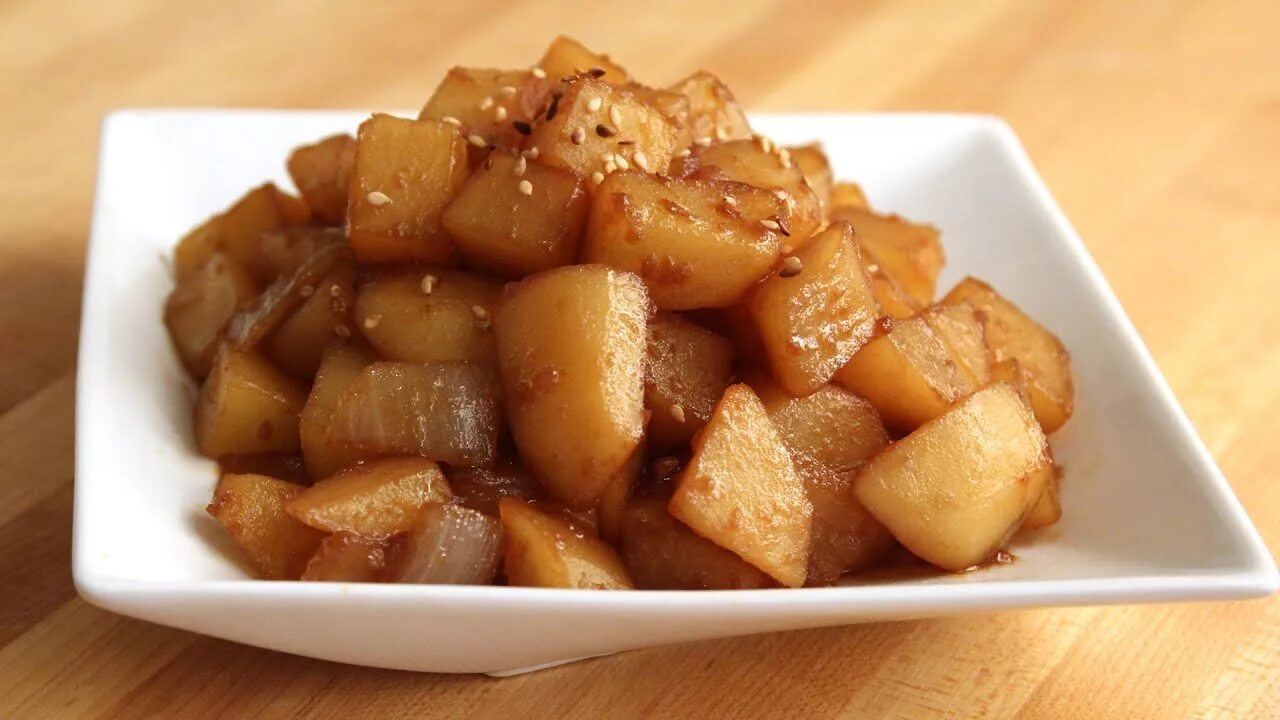 Картофель в соевом соусе. Корейская картошка. Корейское блюдо из картофеля. Картошка по корейски. Картофель по корейски с мясом