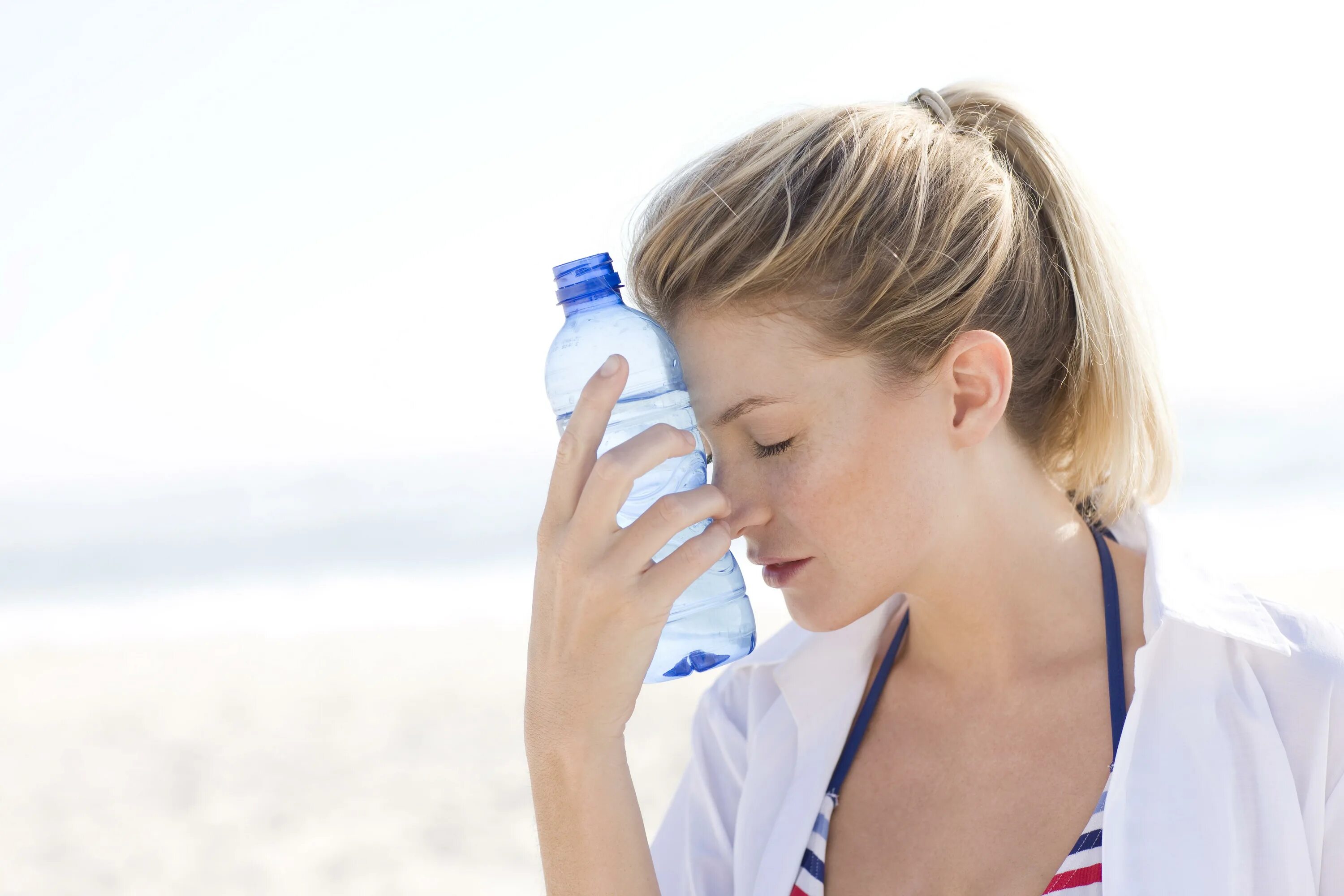 Be life threatening. Пить воду в жару. Вода и человек. Потеря воды. Человек пьет воду.