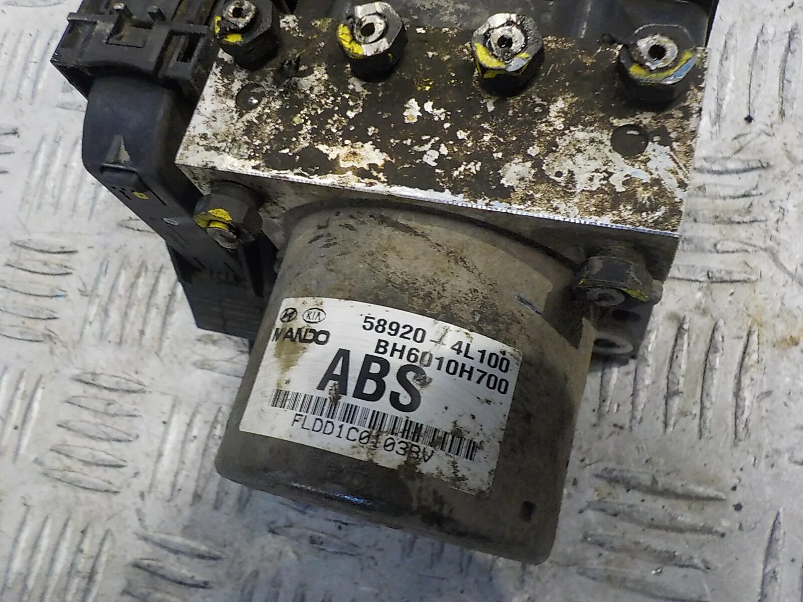 Где находится блок абс на солярисе Removing the ABS block Hyundai Solaris