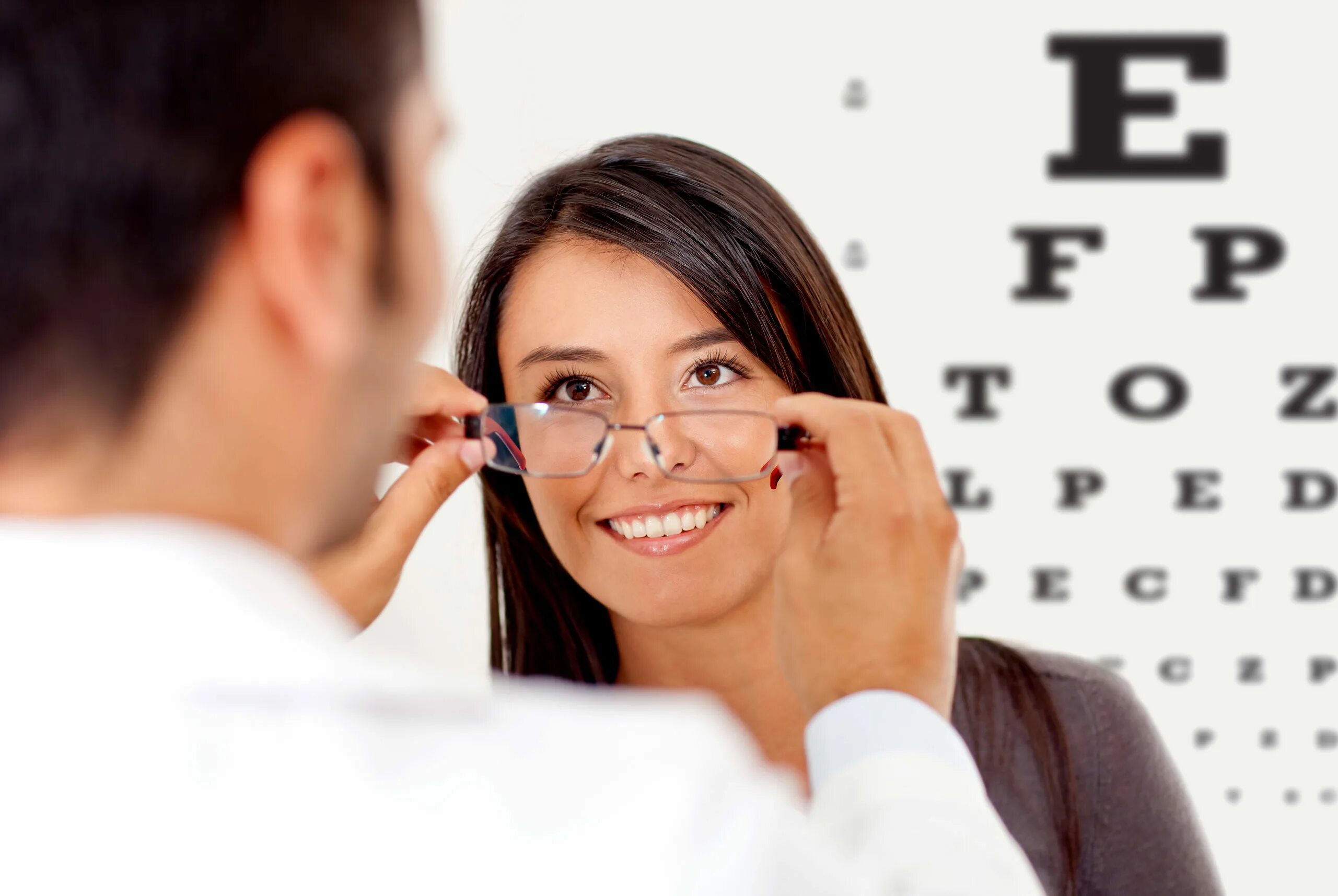 Человек проверяющий зрение. Девушка у офтальмолога. Оптика очки. Очки офтальмолога. Девушка с хорошим зрением.