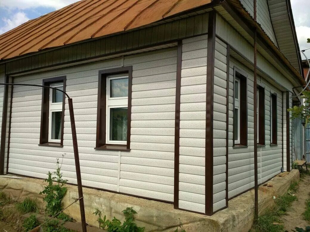 Сруб сайдингом. Металлосайдинг блок хаус. Дом обшитый блок хаусом. Обшить бревенчатый дом. Металлосайдинг блок-хаус (бревно).