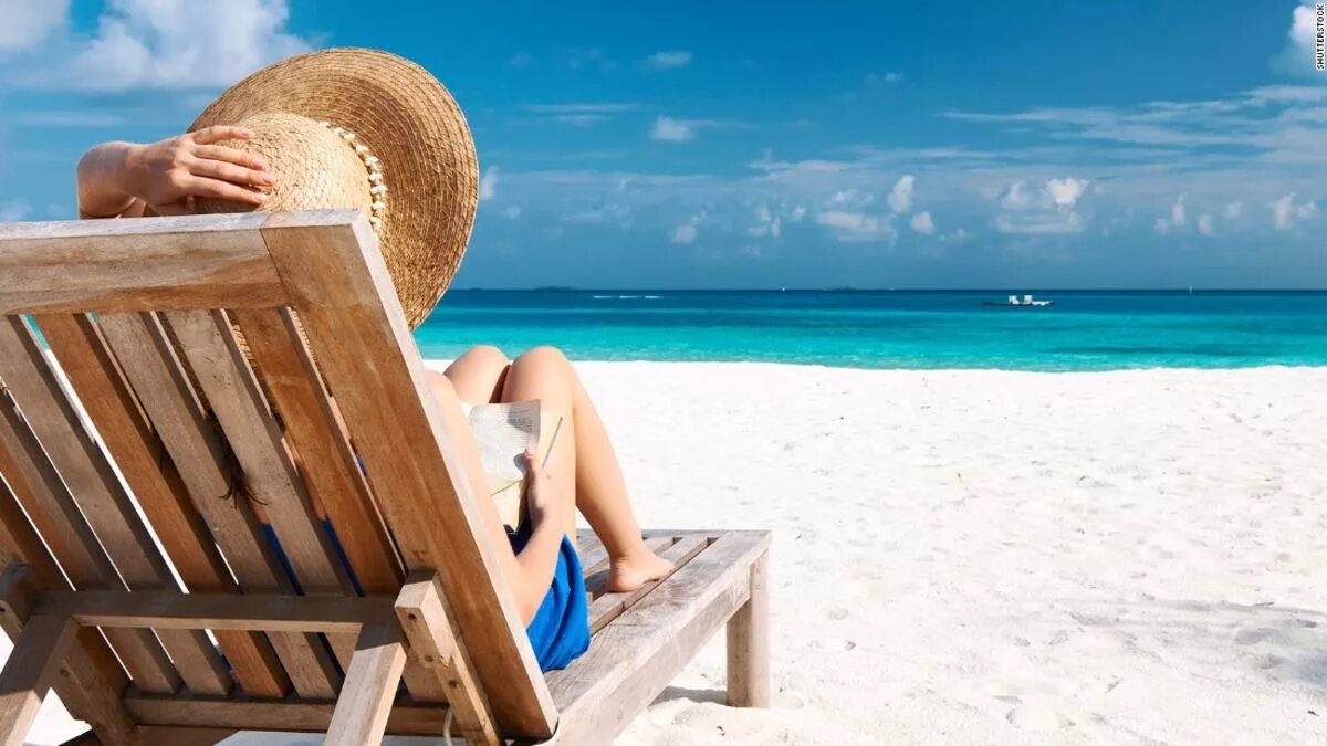 Летние фото. Красивые девушки в купальниках. Стоковое лето. Девушка летом лицо. Книга на пляже.