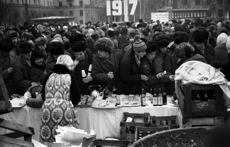 Как жили в 60 годы. Масленица в СССР 80е. Фото СССР. Черный рынок СССР. Советские люди.