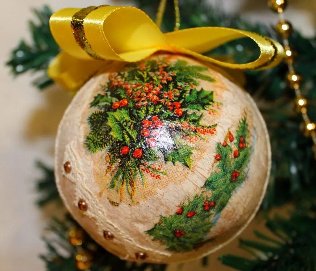 Елочный шар мастер класс. Новогодние игрушки. новогодние игрушки декупаж. новогодние шары.
