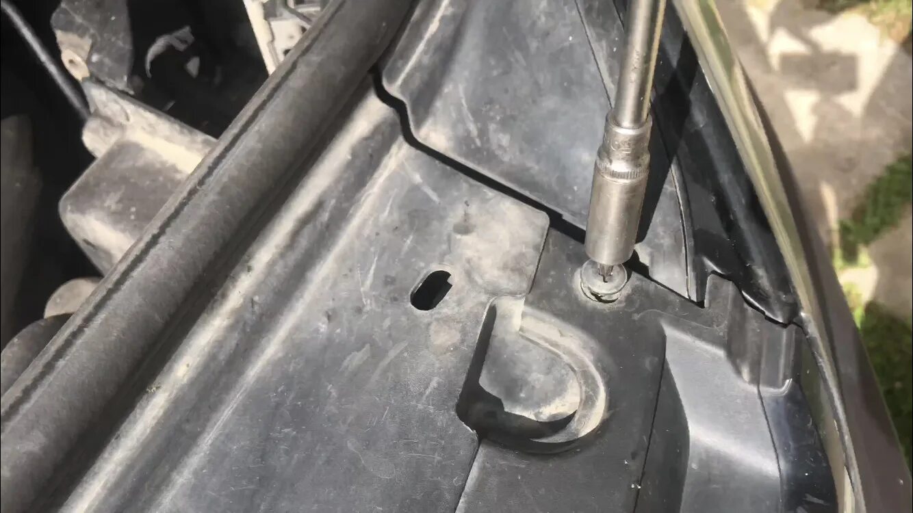 Туго открывается капот. Концевик капота фольксваген т4. volkswagen bora концевик капота. концевик капота туарег 2011. концевик капота фольксваген пассат б5.