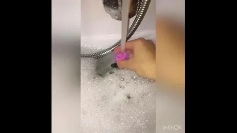 Делает пену в ванной