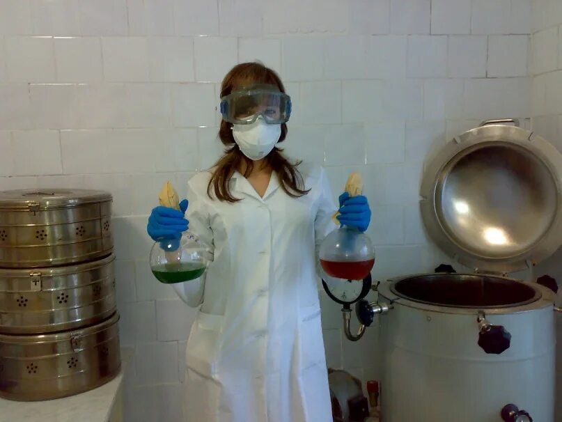 современная химическая лаборатория. инженер химик. работники хим лаборатории. лаборатория исследований видеозаписи. охрана труда в химической лаборатории.