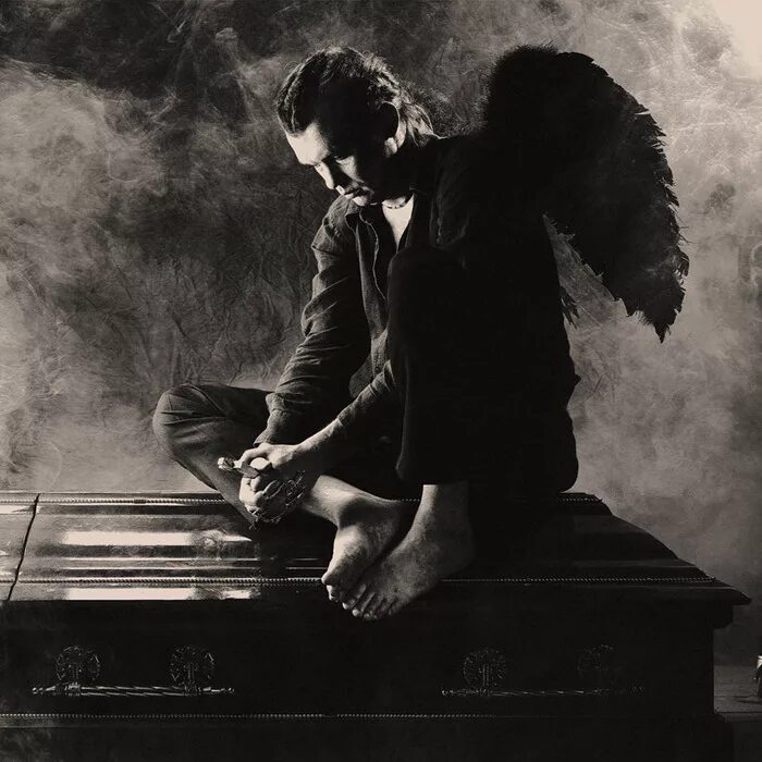 Очень странно но дьявол ходит. Кормите своих внутренних демонов. Радиоголовый тревор хендерсон. Crowley harris. Очень странно но дьявол ходит к психологу.