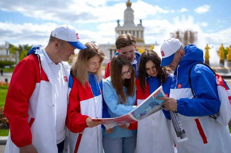 форум россия вднх. выставочная реклама. экологическое волонтерство. волонтерский корпус вднх. клевер команда волонтеров.