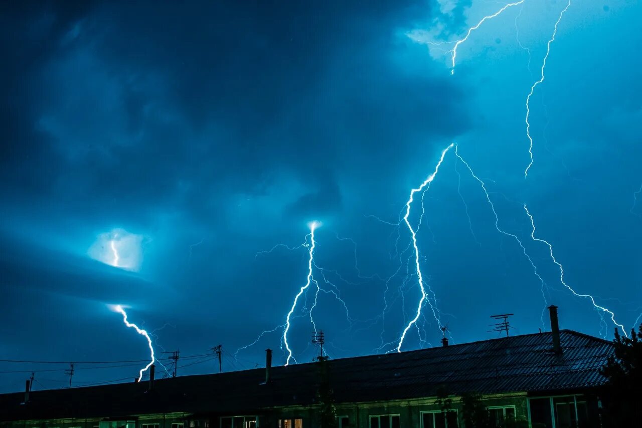 страшная гроза. огромная молния. мощная гроза. гроза молния. гроза и дождь.