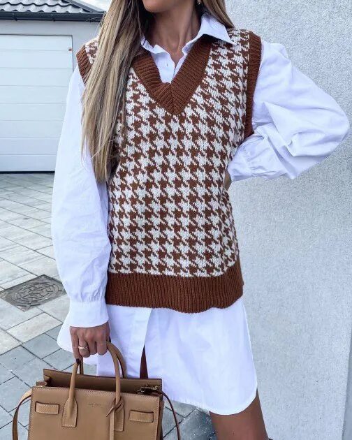 Жилет вязаный женский. Жилетка женская вязаная. Трикотажный жилет с рубашкой женский. Трикотажная жилетка. Стильные жилеты для женщин.