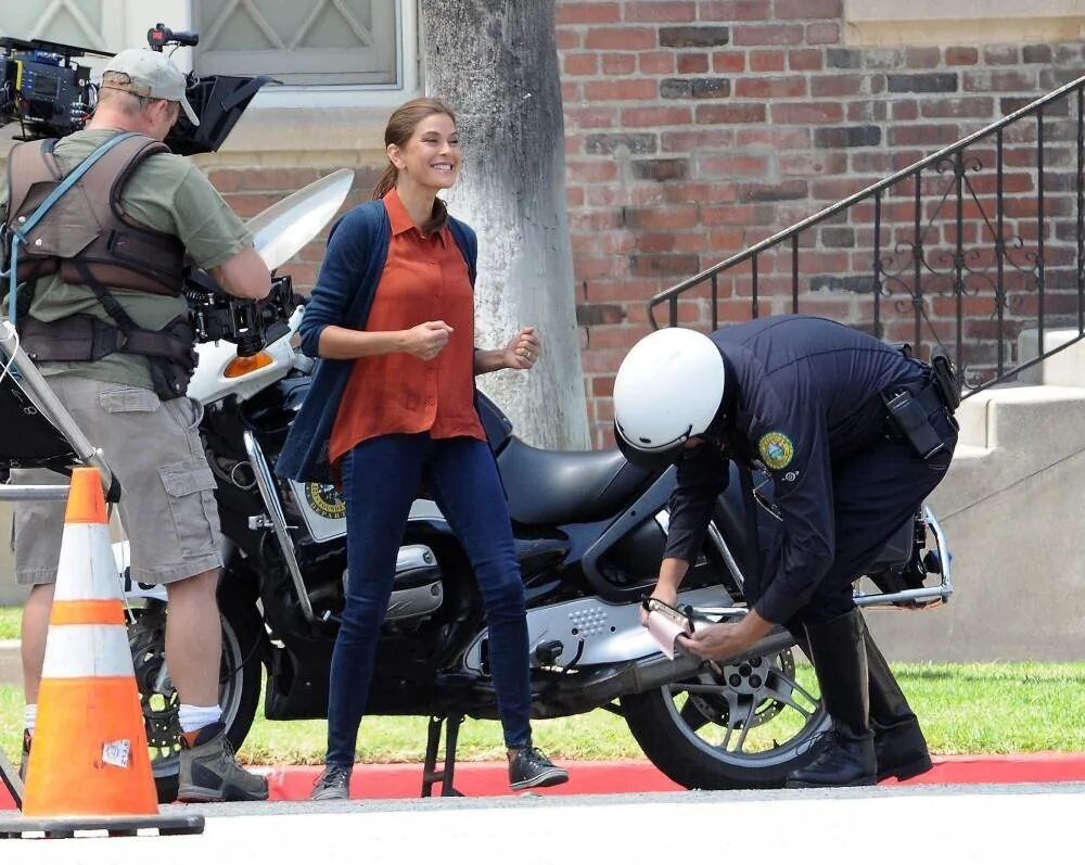 Annie marie отчаянные домохозяйки. съемки отчаянных домохозяек. призраки вистерия лейн отчаянные. вистерия лейн съемки. отчаянные домохозяйки дом сьюзан майер.