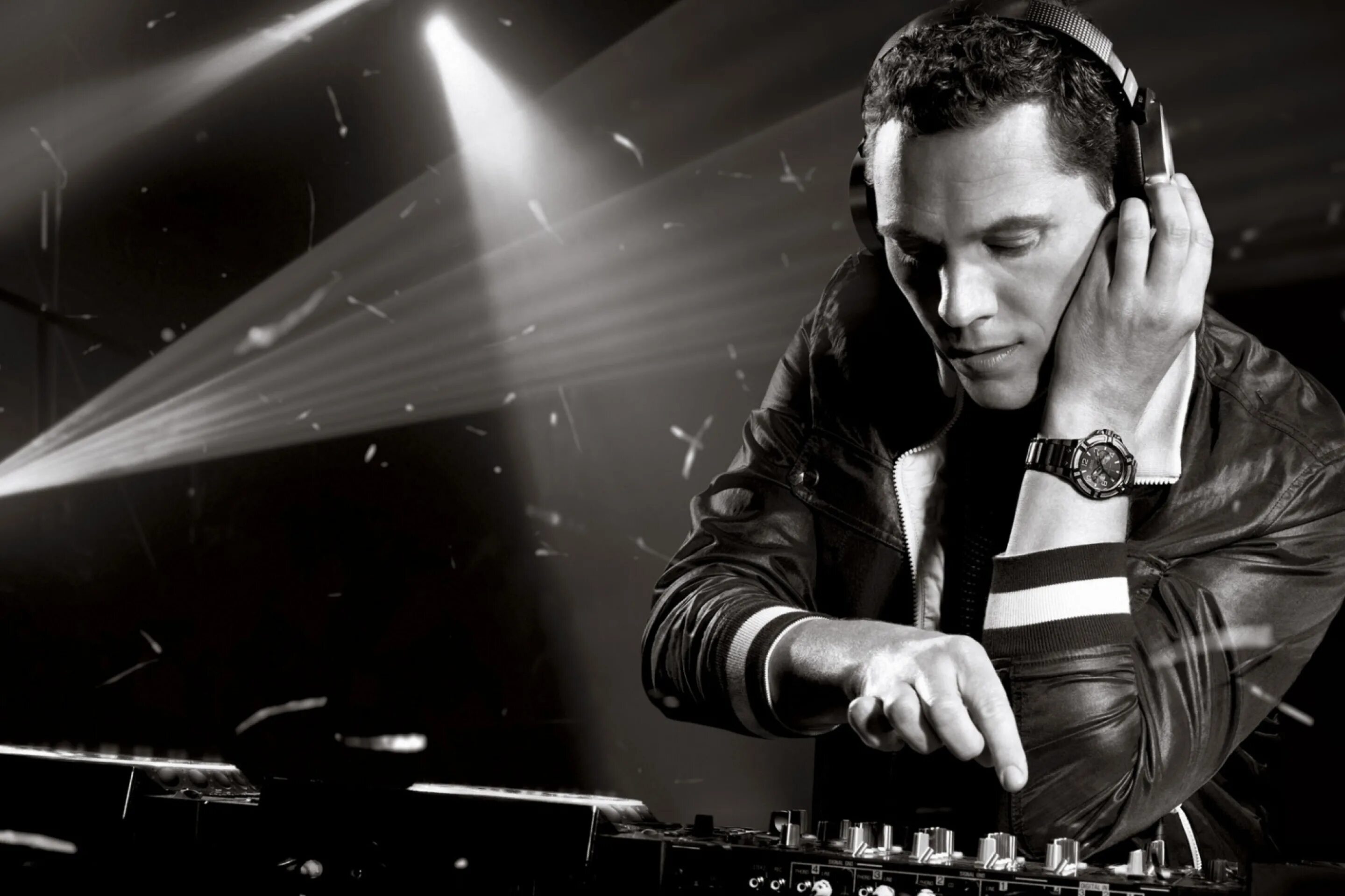 Умн дж. Джей Тиесто. Tiesto 2009. DJ Tiësto. Tiesto 1997.