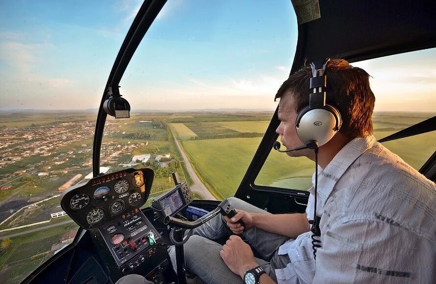 Пилоты Robinson r44. Кабина вертолета. Пилотирование вертолета. Вид из кабины вертолета. Полет на самолете за штурвалом