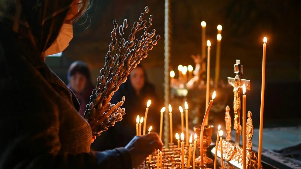 Верба на Вербное воскресенье. Люди с вербами в храме. Верба Церковь. Вербное воскресенье в храме. Лазарева суббота в 2024 году