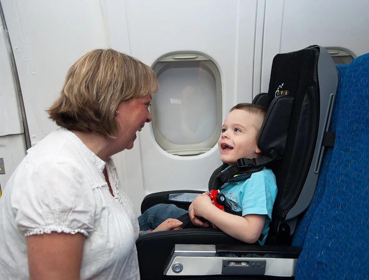 Ребенок без сопровождения в самолете. Сиденье в самолет для ребенка. Люлька в самолете. Люлька в самолете для ребенка. Детское кресло в самолете.