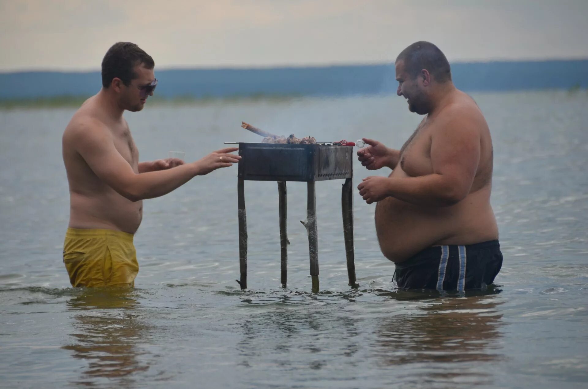 Шашлыки у воды. Мужчина отдыхает. Русские на отдыхе. Мужик на отдыхе. Туристы плыли по озеру