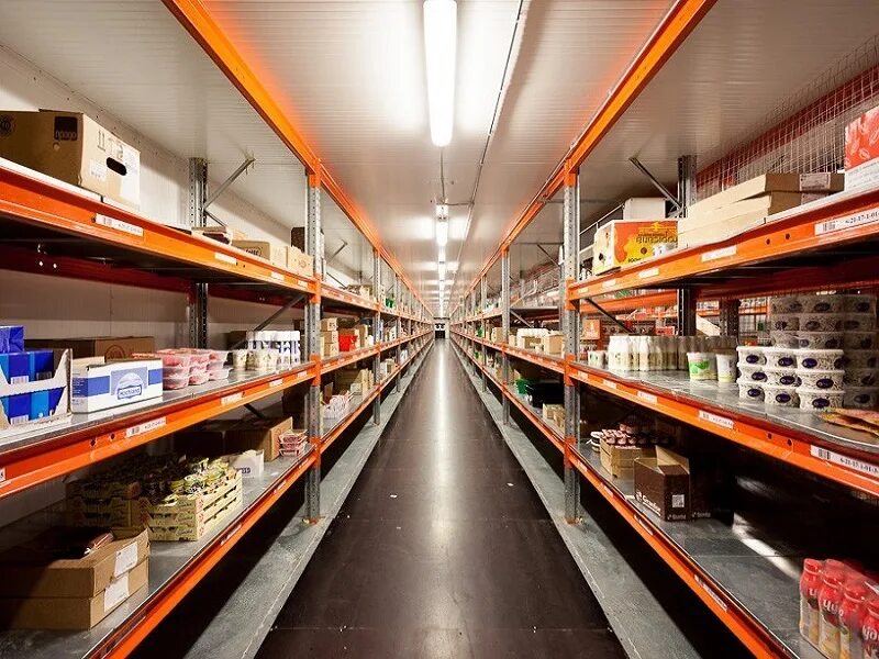 Помещение для хранения продуктов. Подсобное помещение в магазине. Хранение продуктов на складе. Складские помещения в общепите. Складское помещение.