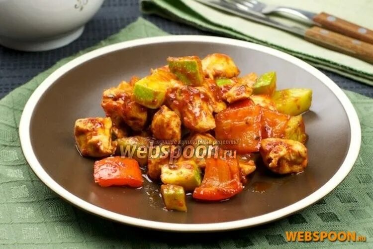 Куриное филе тушеное с овощами. Кабачки тушеные с помидорами. Жареная картошка с овощами. Овощное рагу с куриной грудкой в мультиварке фото. Куриное филе тушеное с кабачками.