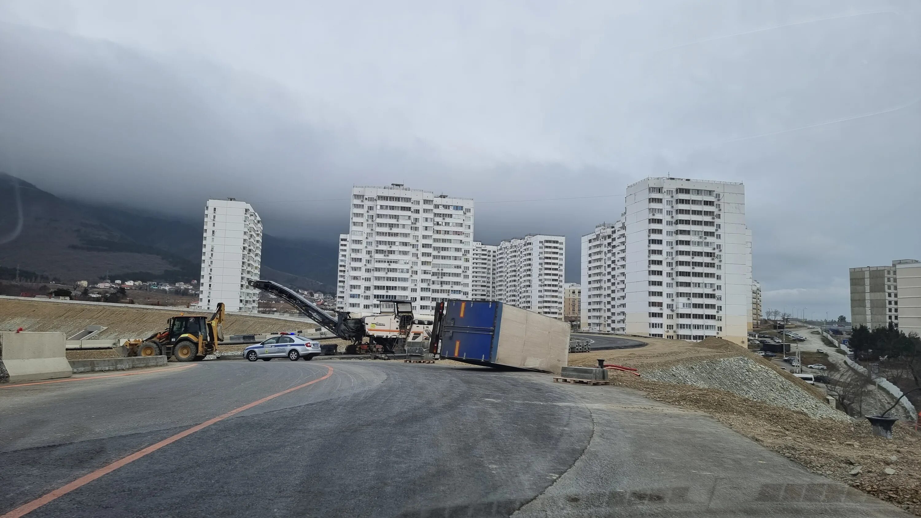 Черное море дивноморск. Торнадо в новороссийске. Пыльцевая буря в новосибирске. Смерч в геленджике сегодня видео. Смерч в геленджике.