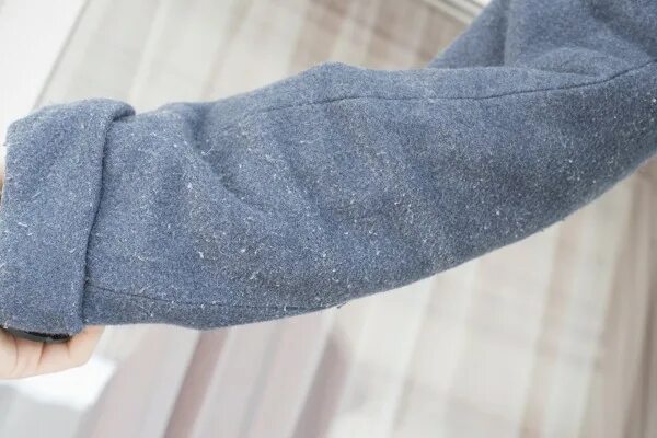 Какая ткань катышки. Катышки на пальто. катышки на одежде. катышки на ткани пальто. рукав катышках.