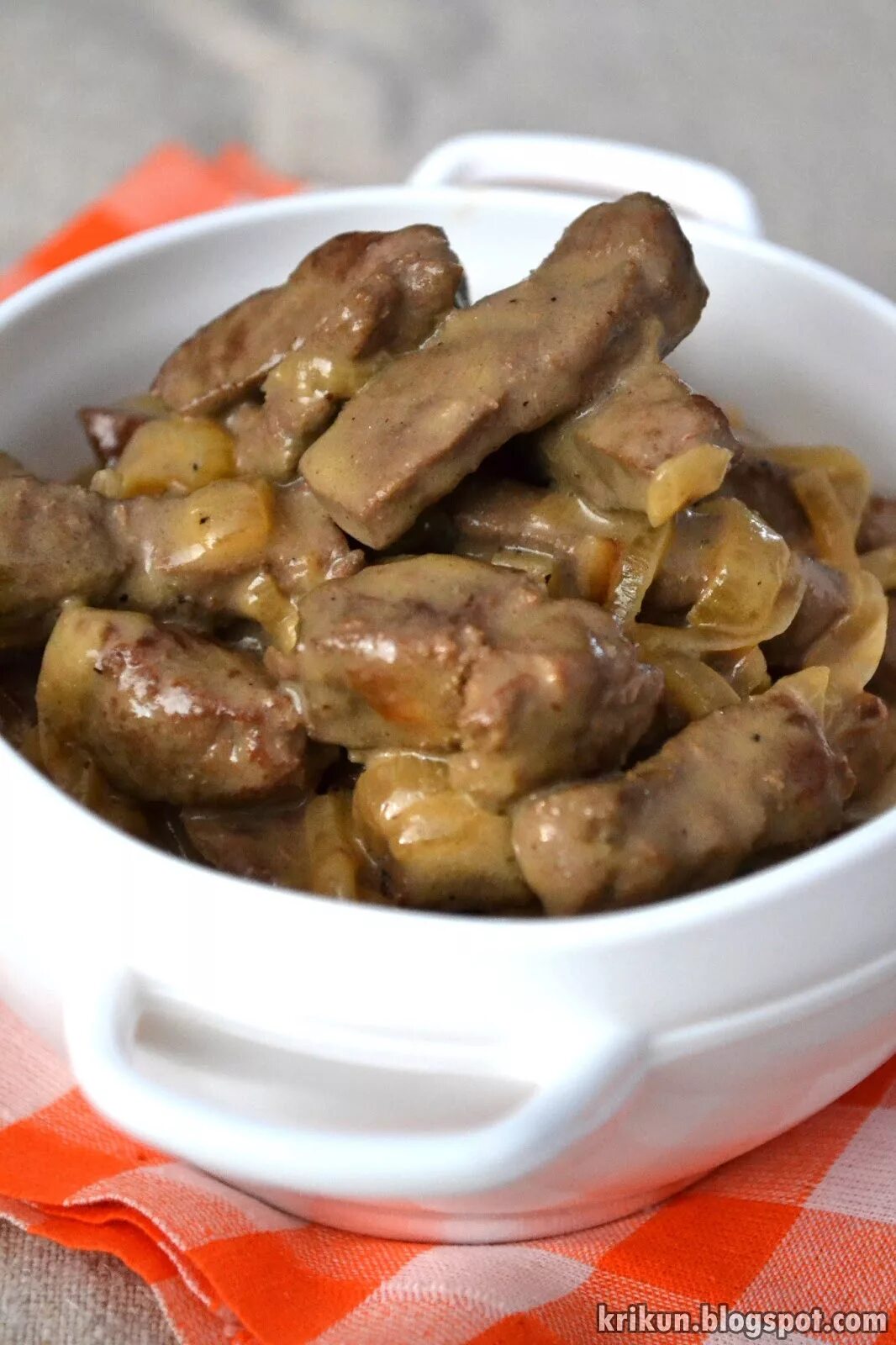 Печень свиная жареная. Как приготовить жареную печень с луком. Куриная печень с луком на сковороде. Печень говяжья жареная с луком. Жаркое с куриной печенью.