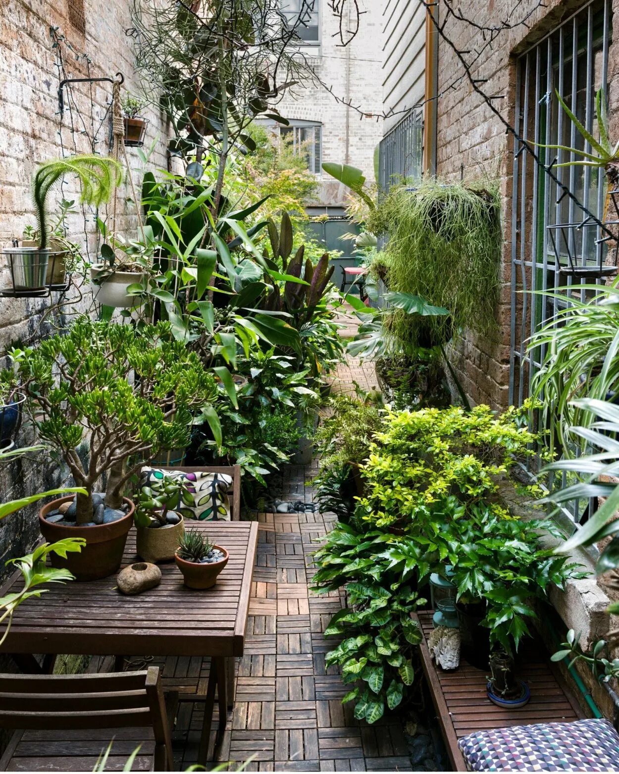 Сад под балконом. Цветы на балконе. Сад под балконом. Балконный огород. Сад на балконе.