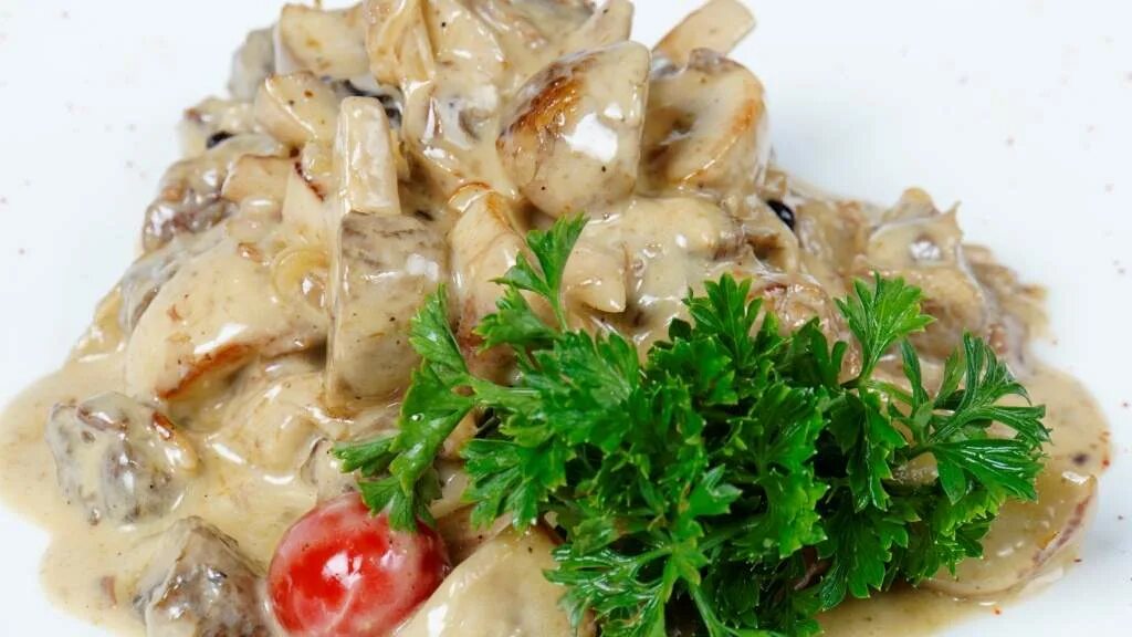 Белые грибы с куриным филе. Филе курицы с грибами в сметанном. курица с грибами в сливочном соусе. грудка с грибами в сливочном соусе. куриное филе с шампиньонами в сливочном соусе.