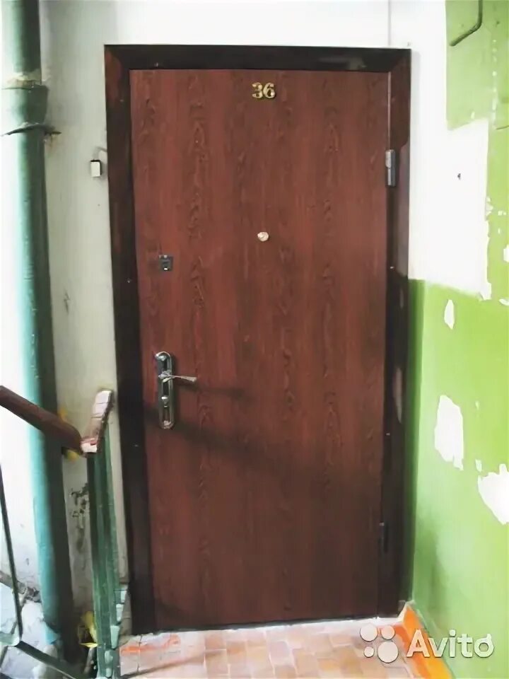 Старая квартирная дверь. Входная дверь старый подъезд. Лучшие тамбурные металлические двери. Старая входная дверь в квартиру
