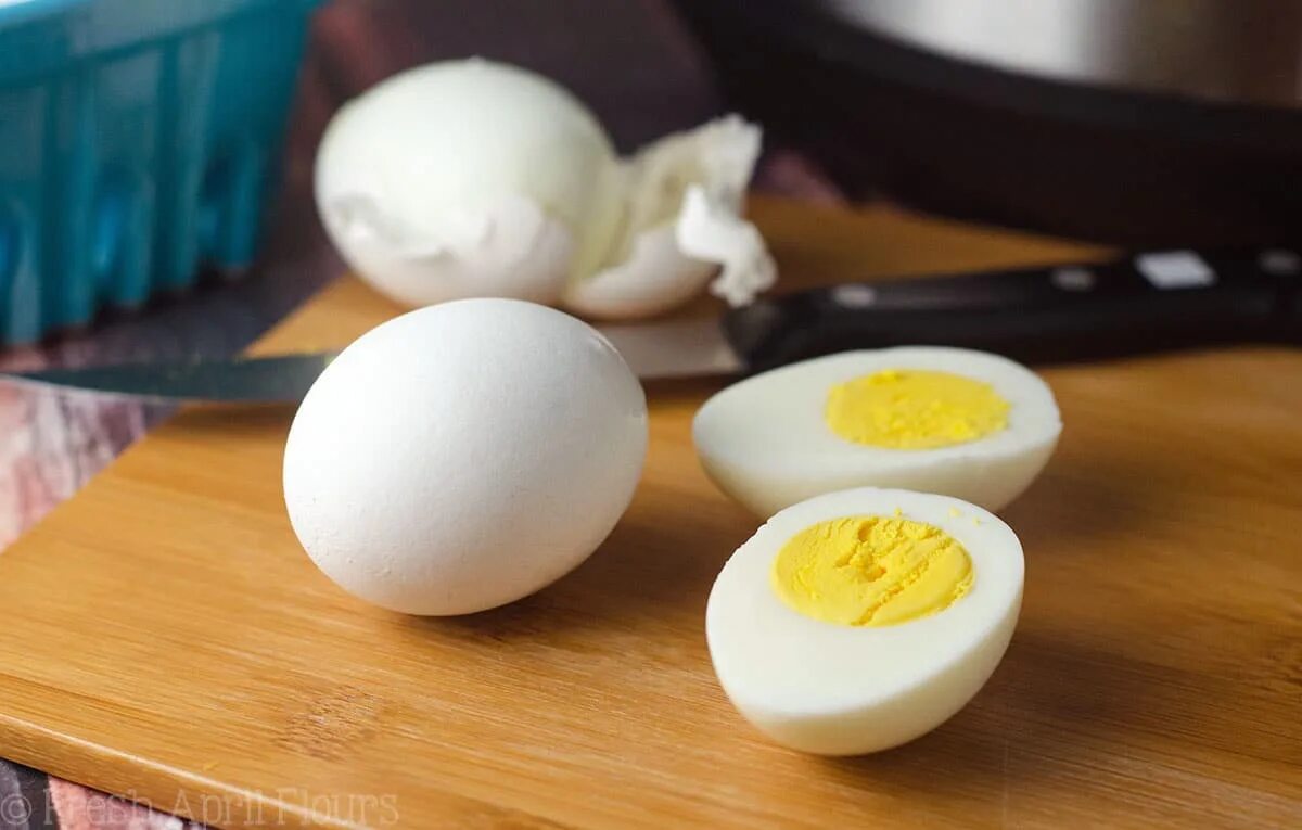 Необычные куриные яйца. Ровное яйцо. Перепелиные яйца всмятку. Мытье яиц. Можно мыть яйца для хранения
