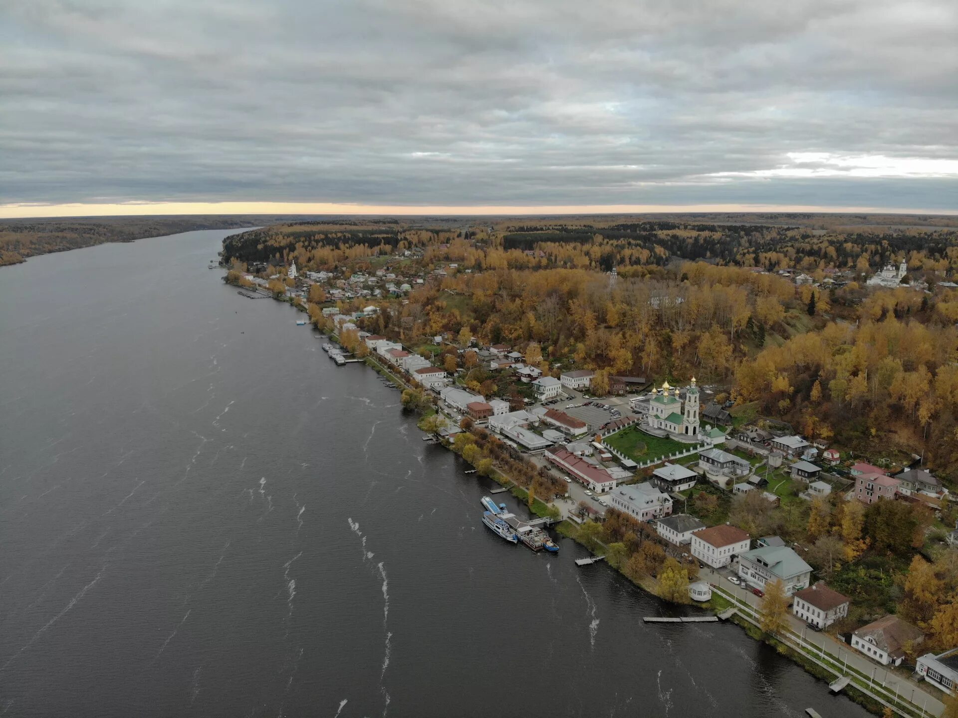 Городок на волге. Плёс на Волге город. Река Волга Плес. Плес на Волге Ивановская область. Костромская Губерния Плес.