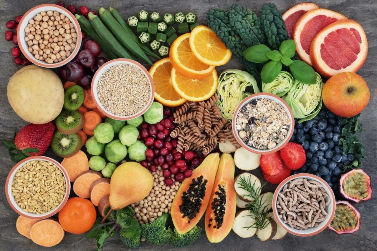 Употребление фруктов. Полезные продукты. Здоровая пища. Растительные продукты. Растительная пища.