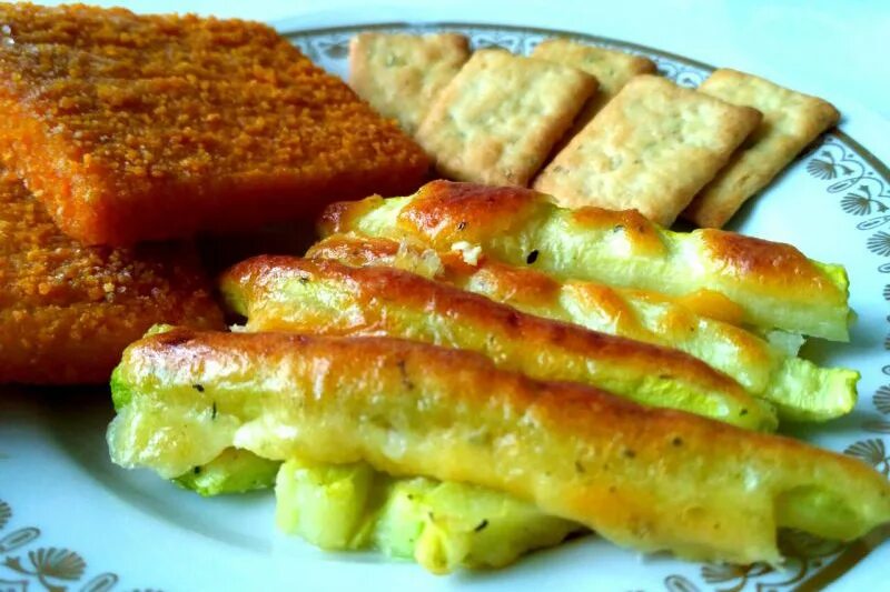 Кабачки в кляре с сыром в духовке. Кабачки в кляре на сковороде с чесноком и сыром. Кабачки в духовке в кляре и панировочных сухарях. Кабачки в кляре с сыром в духовке. Кабачки в кляре с помидорами и сыром.
