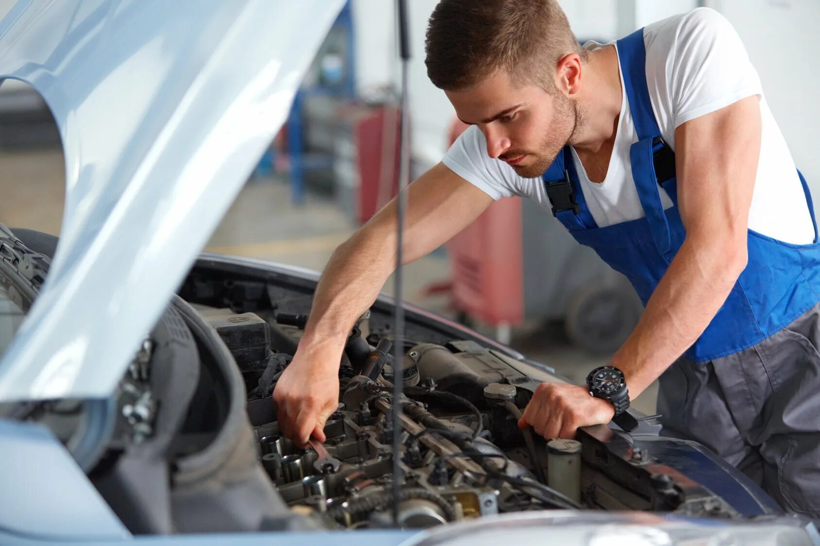 Sam had the mechanic his car. Автослесарь. Профессия автомеханик. Человек чинит машину. Профессиональный автомеханик.