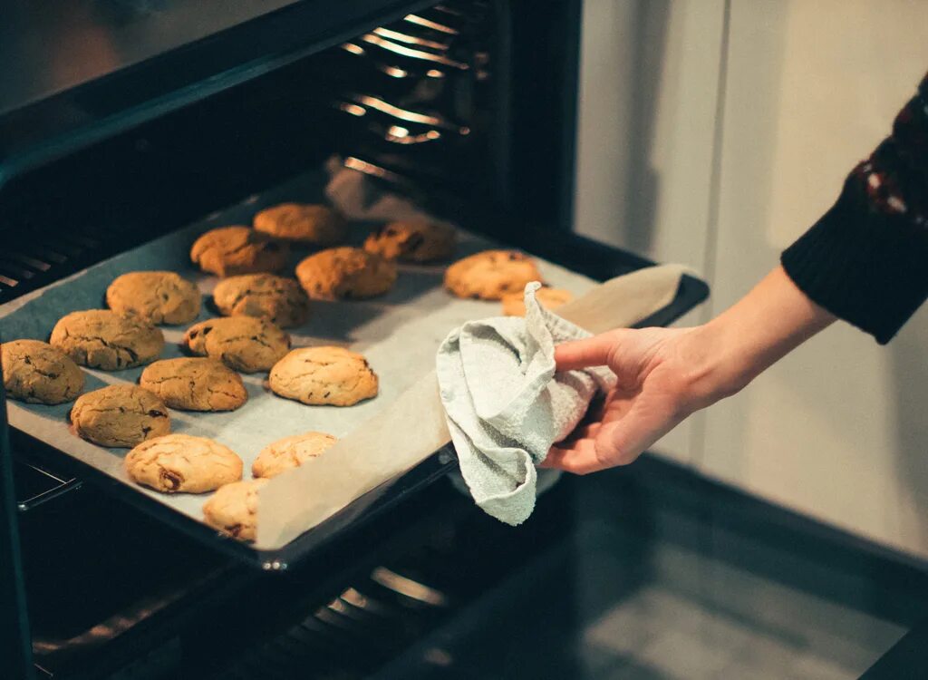 Cook bake. Печь печенье. Печь для выпекания печенья. Готовка печенья Эстетика. Печенье на противне.