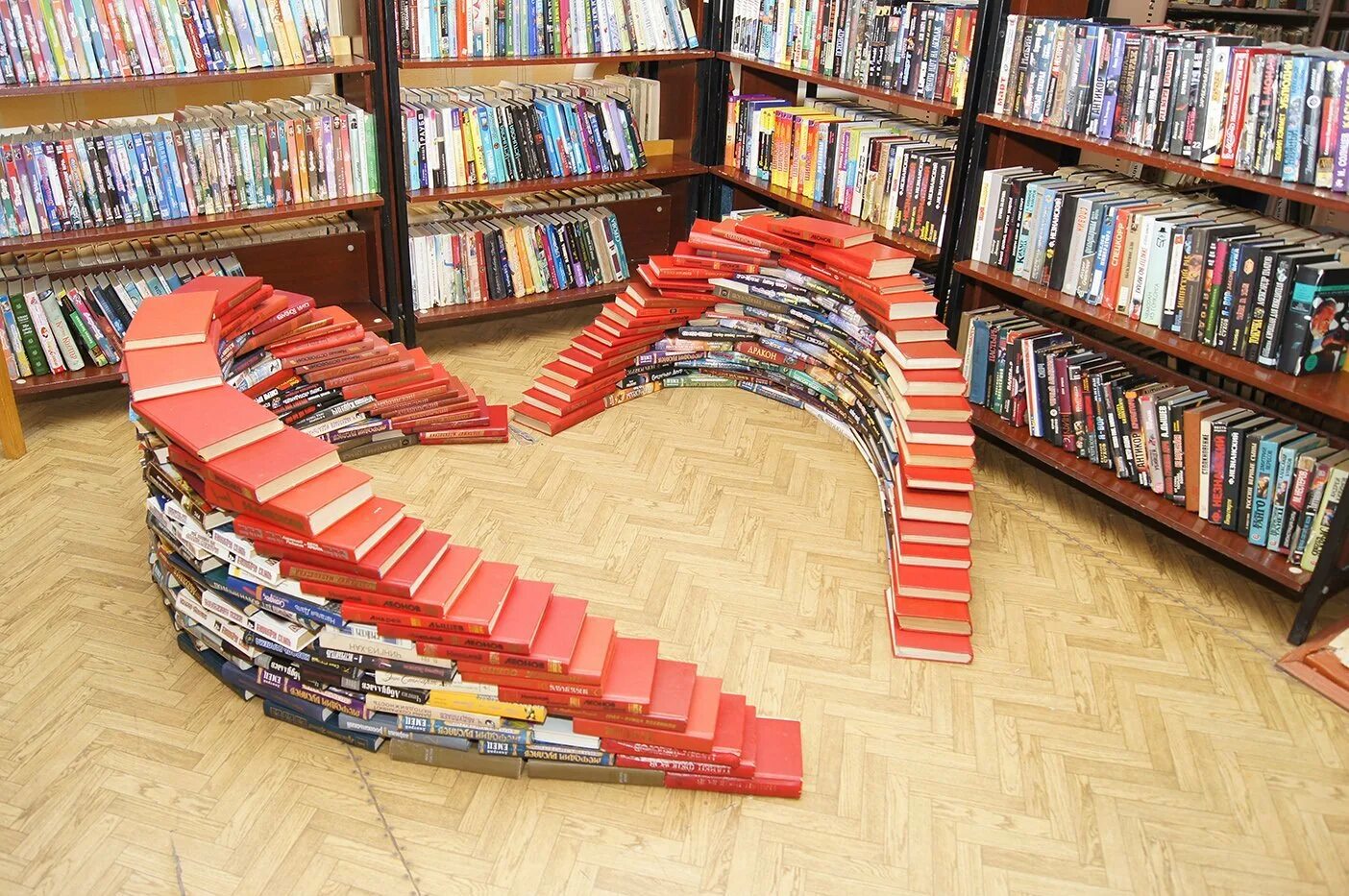 Идеи для библиотеки. Креативные книжные выставки. необычные книжные выставки. инсталляция из книг в библиотеке. украшение библиотеки.