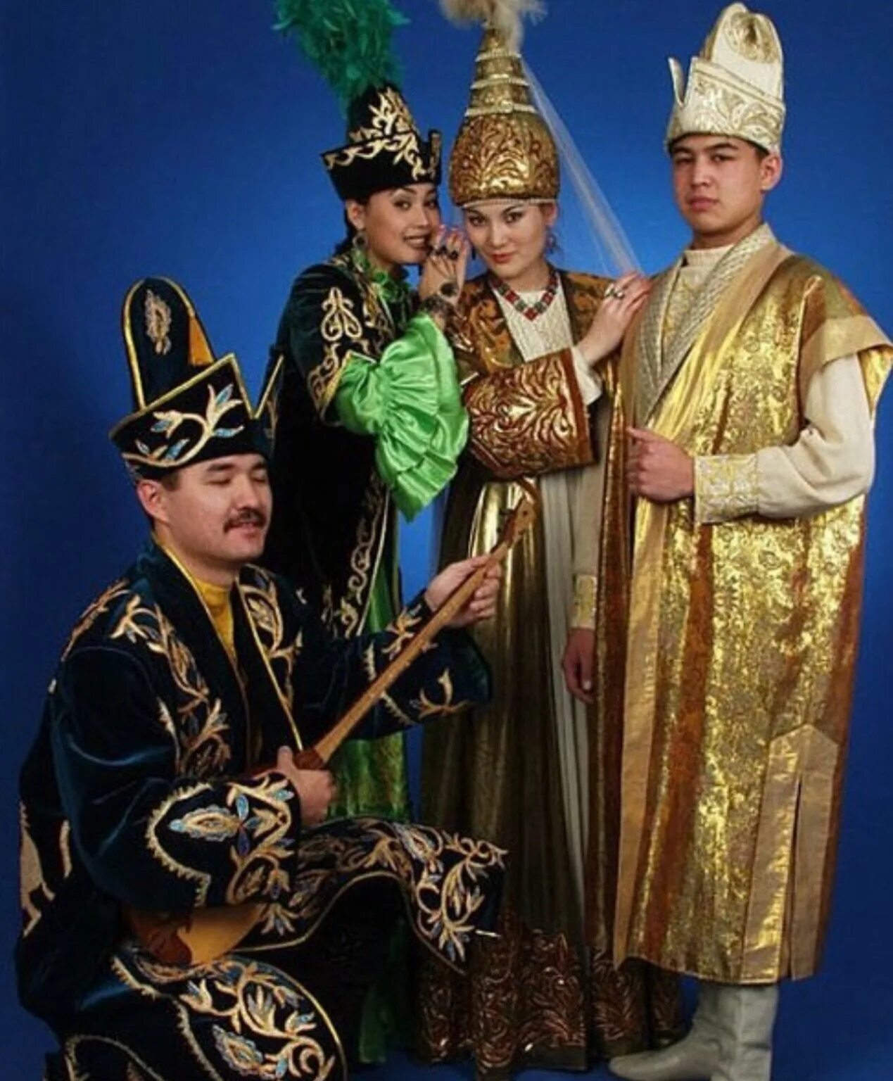 День национальной одежды в казахстане. Национальная одежда казахов. Казахская Национальная одежда. Нацианальнпя одежда казх. Казацкий национальный костюм.