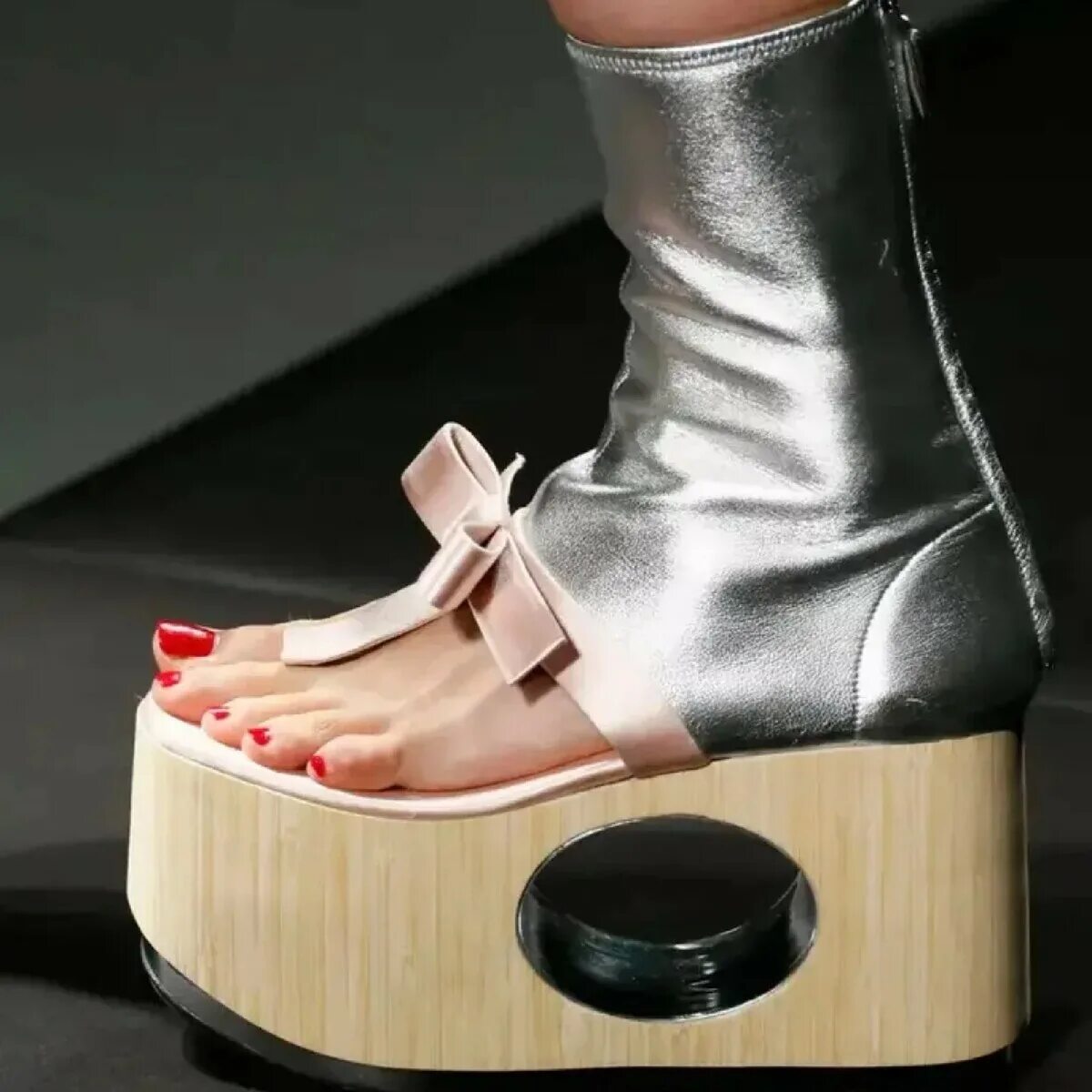 Необычные дизайнерские туфли. Необычные ботинки. Оригинальная женская обувь. Дизайнерские туфли. Странные туфли леди гаги.