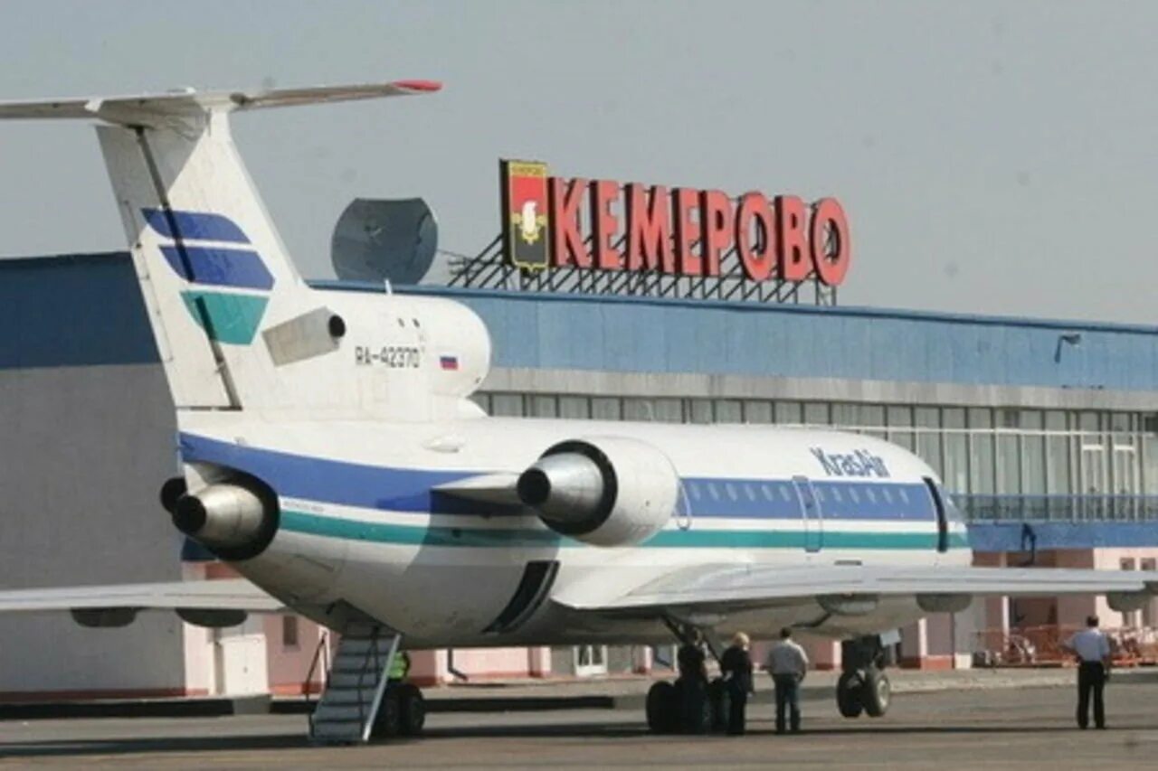 Самолет кемерово. Аэропорт Кемерово самолеты. Аэропорт Кемерово фото. Кемерово с самолета. В аэропорту г. Кемерово.