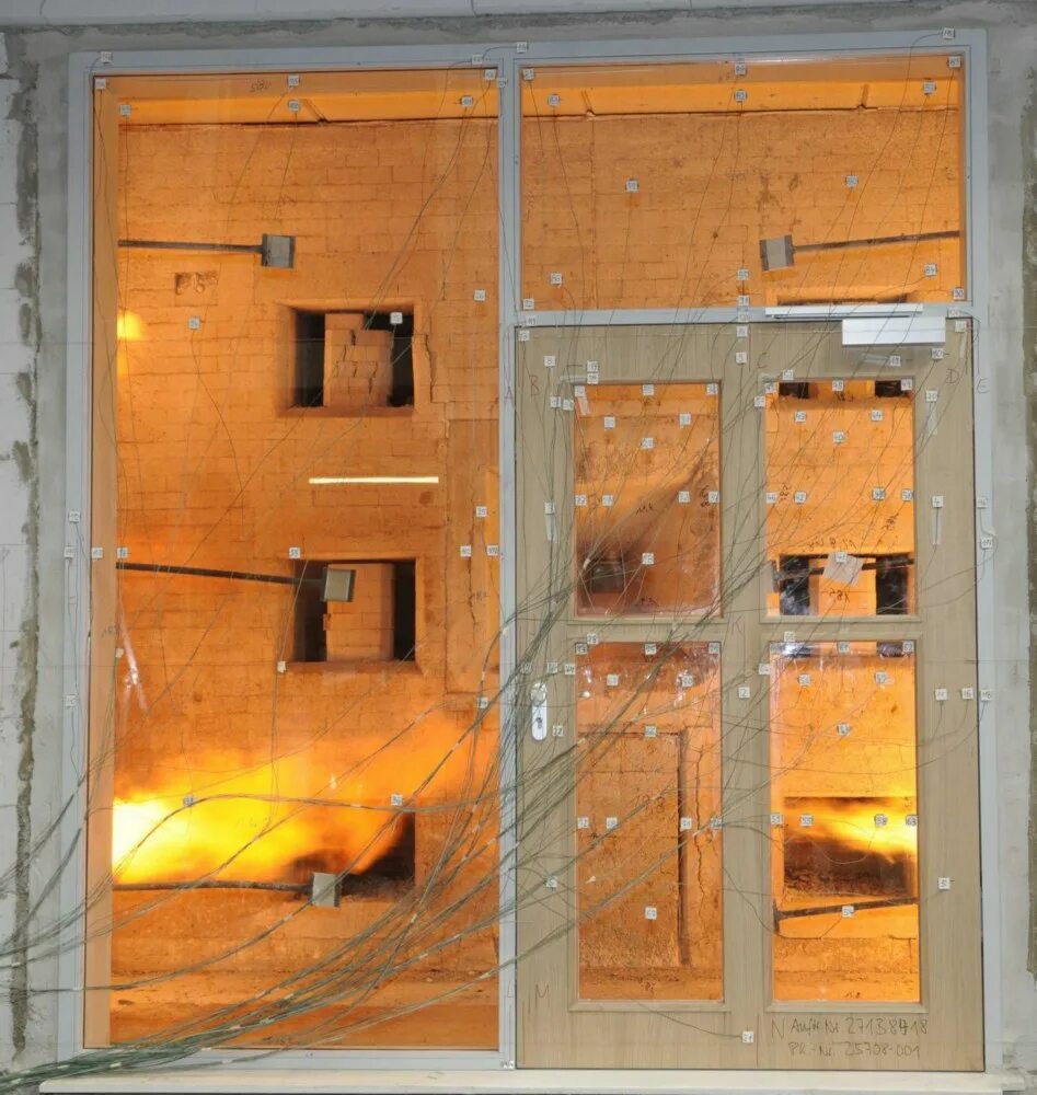 Пожарные окна в здании. Дверь противопожарная остекленная. противопожарные окна. противопожарные стеклопакеты. пожаростойкие окна.