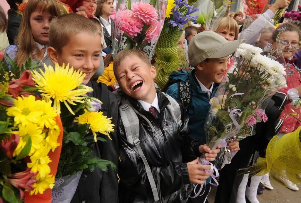 новый учебный год праздники. с днем учителя. линейка 1 сентября. 1 сентября здравствуй школа. школьники 1 сентября.