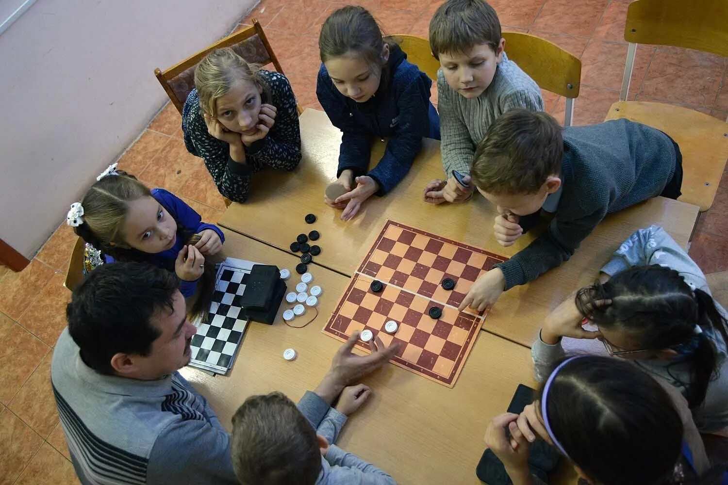шахматный класс. шахматный уголок в школе. шахматы оборудование. шахматы в школе. стол шахматный.